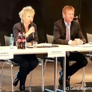 Innenminister Ralf Jäger (2.v.r.) mit (v.l.) Jörg Bora, Diana Ewert und Serdar Yüksel.