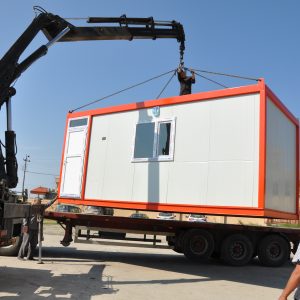 Aufbau eines Wohncontainers vor Ort. Bild: Caritas