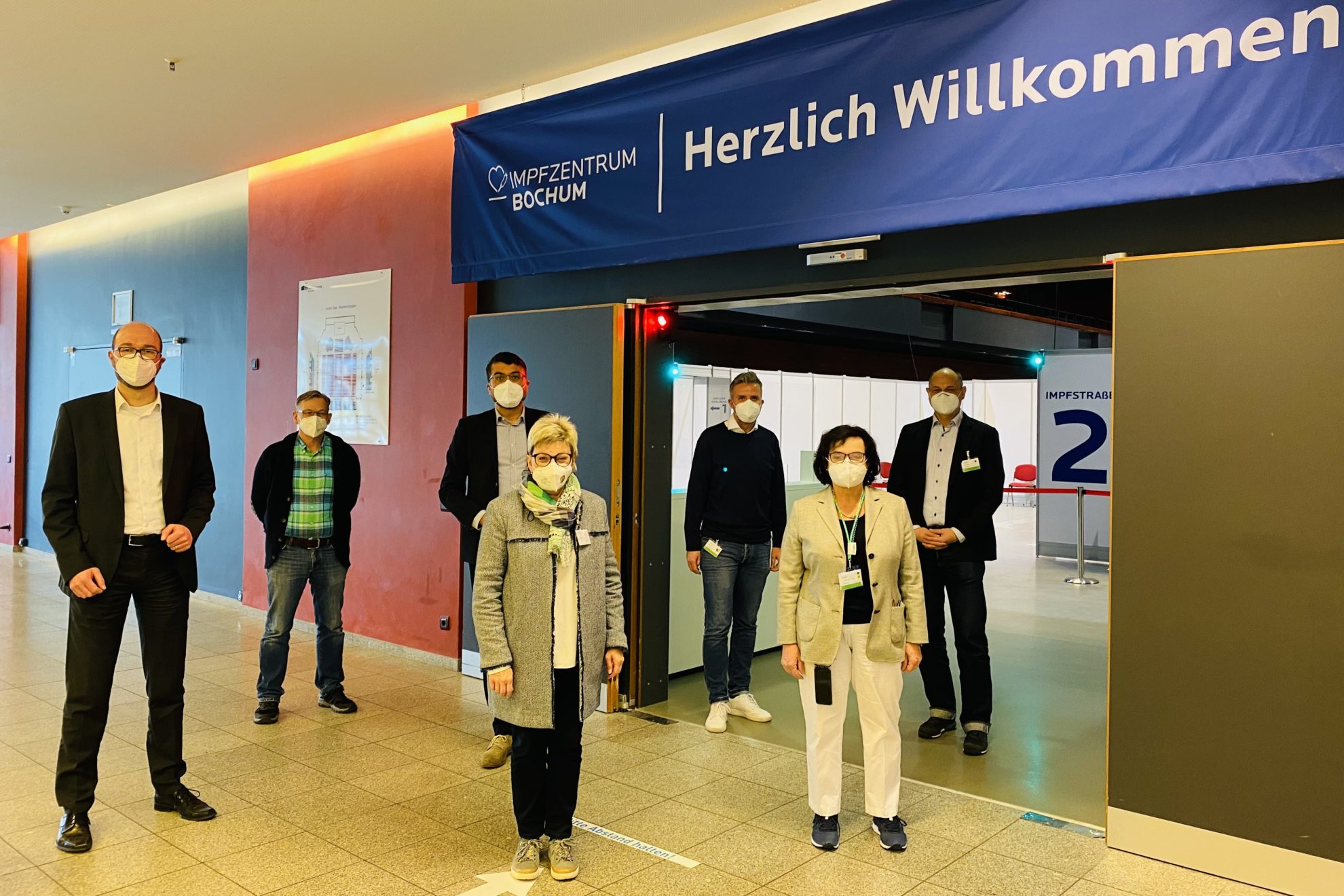 Carina G decke Und Serdar Y ksel Besuchen Bochumer Impfzentrum Serdar 